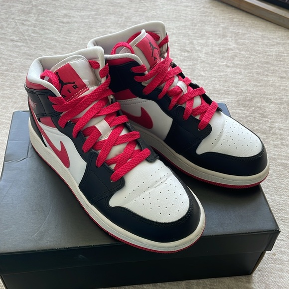 Nike Air Jordan 1 Mid - Picture 3 of 5